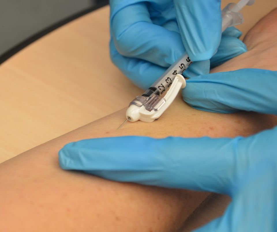 Terlimak Injection ආණ්ඩුවේ ඉහලම ප්රභූන් පිරිසක් කොරෝනාවෙන් බේරීමට චීන එන්නතක් විද ගනී ...