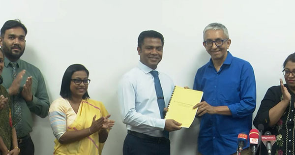 ජාතික මාධ්‍ය ප්‍රතිපත්තියේ කෙටුම්පත සෞඛ්‍ය හා ජනමාධ්‍ය අමාත්‍ය වෛද්‍ය නලින්ද ජයතිස්සට පිළිගන්වයි