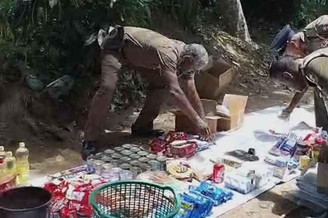 දිට්වා සහනාධාර තොගයක් නිවාසවල තබාගෙන සිටි අරණායක සංවර්ධන නිලධාරිනියන් දෙදෙනෙකු අත්අඩංගුවට